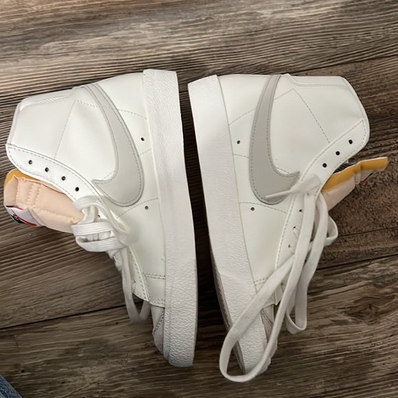 Nike Blazers Mid ‘77 Bone Grey - Picture 2 of 4